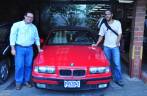 Com o Pablo e sua BMW que ele usou para viajar por todo o país, na Cidade da Guatemala, capital do país